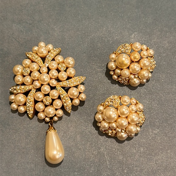 Vintage R. Mandle Pearl Brooch & Matching Earring Set. - Picture 13 of 14